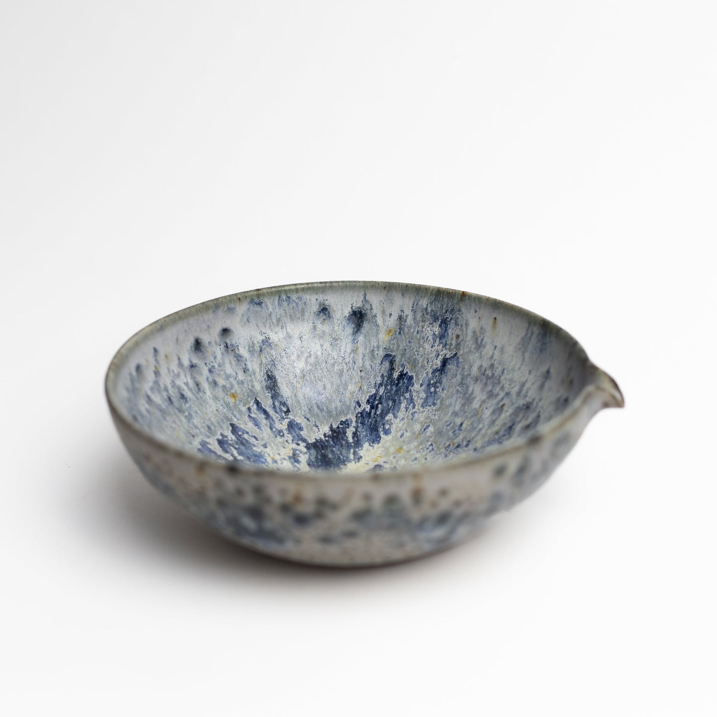 Ramen bowl with a pouring lip