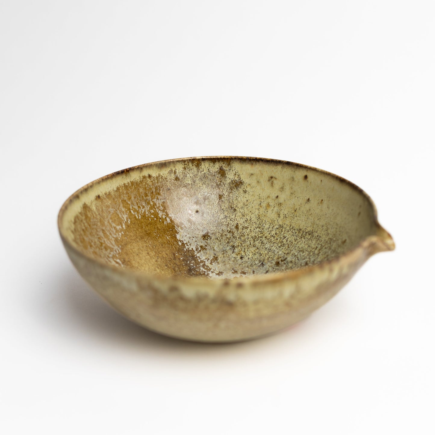 Ramen bowl with a pouring lip